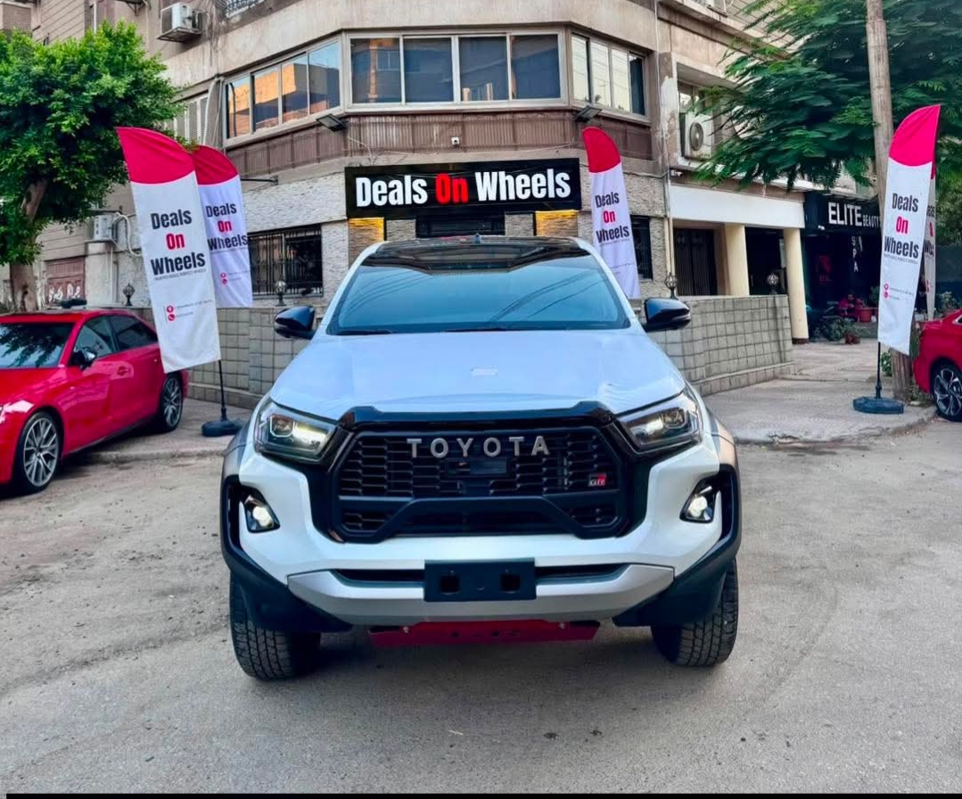 Toyota Hilux GR Sport 4.0L V6 – Black Edition Two-Tone exterior view 1